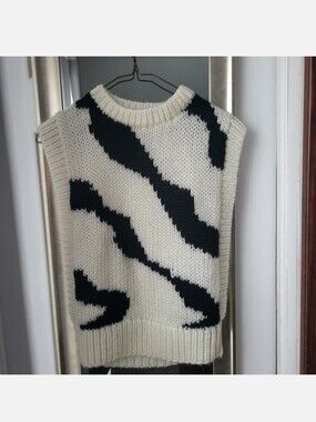 Sleeveless Crewneck Patterned Knit Sweater - Cream & Black